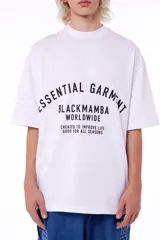 Remerón blanco de algodón premium con cuello redondo y estampa "Essential Garment Blackmamba Worldwide Created to improve life Good for all seasons" en serigrafía negra.