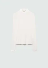 Camiseta blanca de cuello alto y manga larga, corte ajustado.