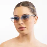 Lentes de sol con montura transparente y lentes degradadas de azul a rosa.