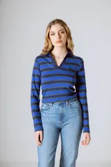 Remera de manga larga a rayas horizontales azules y negras con cuello tipo polo y escote en v.