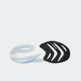 Championes de running Skechers Aero Spark, color blanco con detalles en negro y suela con degradado azul claro. Presentan un diseño aerodinámico con logo lateral en negro, placa H con infusión de carbono y amortiguación HYPER BURST ICE™.