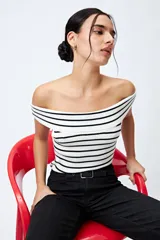 Top tejido con escote bardot a rayas horizontales azul marino y blancas, de trama acanalada y diseño sin mangas.