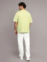 Remera verde claro de algodón con cuello redondo y logo de Calvin Klein estampado en el pecho.