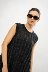 Vestido tejido en algodón con destellos en lurex, de corte suelto y cómodo.