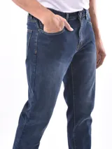 Pantalón de jean de corte recto, color azul claro.