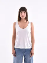 Musculosa blanca de breteles finos y escote redondo.