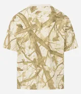 Remera de algodón color crudo con estampado de ramas y hojas en tonos marrones. Corte boxy, cuello redondo y mangas cortas.