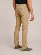 Pantalón chino color beige, de corte recto, con bolsillos laterales y traseros.