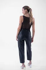 Body negro con encaje y transparencias, escote en V y sin mangas.