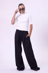 Pantalón palazzo negro de tiro alto con pinzas y bolsillos laterales.