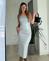 Vestido midi ajustado al cuerpo, color celeste, sin mangas y escote recto.