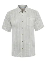 Camisa de manga corta para hombre confeccionada en lino orgánico con estampado de rayas verticales en tonos claros.