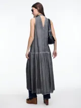 Vestido largo gris de viscosa con efecto gastado, sin mangas, escote halter y tira fina para anudar al cuello tipo choker. Falda con recorte y frunces.