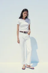 Pantalón de jean gris de tiro alto, corte mom fit, con cinco bolsillos y cierre frontal con cremallera y botón metálico.