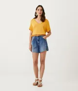Blusa de punto color mostaza, con escote en V y mangas cortas.