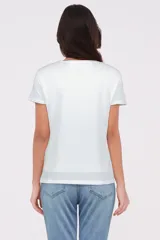 Remera blanca de corte holgado con estampado de texto en rojo que dice 'I'M NOT SHY, I JUST DON'T LIKE YOU'.