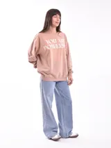 Buzo color beige con estampado de flores y texto en blanco.