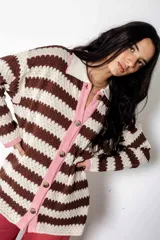 Camisa de algodón a rayas horizontales color chocolate y crudo, con cuello camisero, cierre frontal con botones y mangas largas. Corte holgado y estilo vintage.