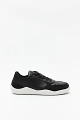 Zapatillas negras de diseño minimalista con inspiración barefoot.