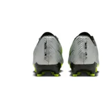 Zapatos de fútbol con diseño plateado y detalles en volt y rosa, ideales para jugar en superficies naturales y sintéticas.