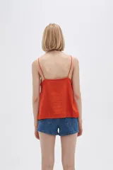 Blusa de lino color naranja, de corte ancho y cuello recto, con breteles finos.