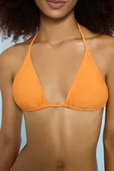 Conjunto de bikini naranja con corpiño triangular y bombacha clásica.