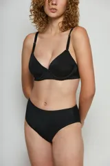 Conjunto de ropa interior color beige, compuesto por un corpiño con taza soft y aro, y una bombacha clásica.