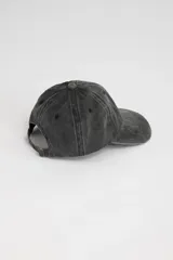 Gorro de béisbol color gris oscuro con efecto desgastado y bordado frontal con la palabra "GOOD".
