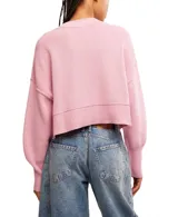 Sweater negro corto de punto acanalado con cuello alto, mangas abullonadas y corte holgado.