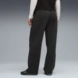 Pantalón de jogging negro de corte ancho con logo de Puma estampado en blanco en la pierna izquierda.