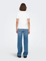 Camiseta blanca de algodón con estampado de una mujer con collar de perlas y el texto "NOT IN LOVE ALL EGO 1989".