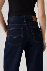 Pantalón de jean de tiro alto, corte recto y color azul oscuro.