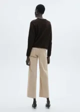 Pantalón de jean color beige, corte culotte, tiro alto y bajo desflecado.