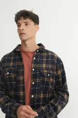 Sobrecamisa de algodón en tela de franela gruesa, con cuello solapa y bolsillos en el pecho.