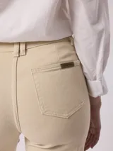 Pantalón de jean negro, tiro alto y pierna ancha con terminación desflecada.