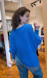 Buzo de punto color azul francia, con escote redondo y mangas dolman.