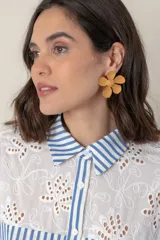 Aros tipo caravana con forma de flor color mostaza.