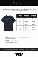 Remera color crudo de corte oversize, con cuello redondo y mangas cortas. Presenta un pequeño bordado de un sol en el centro del pecho.