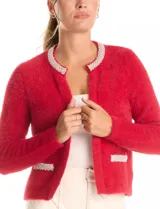 Chaqueta de mohair color rojo, con cuello redondo bordado con perlas y canutillos. Cierre frontal con broche interno, bolsillos simulados y apliques de brillos en la parte delantera.