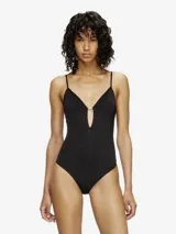 Body negro de microfibra ultrasuave, con escote profundo en V y un detalle de placa de metal Oval D a tono en el centro del escote. Presenta tirantes finos y espalda baja.