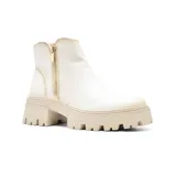 Botas cortas color crema con cierre lateral dorado y suela track.