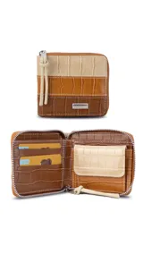 Billetera corta con cierre perimetral, confeccionada en símil cuero con textura croco. Interior con visor, tarjetero, división para billetes y bolsillo monedero con tapa y broche.