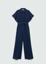 Mono largo azul de bambula, con cuello camisero, manga corta, cinturón ajustable, bolsillos laterales y cierre frontal con botones.