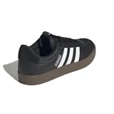 Championes Adidas VL Court 3.0 Low, color negro con las tres tiras blancas y suela marrón.