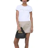 Bolso negro de nylon con asa superior anudada, correa cruzada de cuero ajustable y cierre magnético. Incluye bolsillo interior y bolsa de nylon con clip.