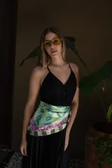 Lentes de sol negros con marco rectangular y lentes amarillas.