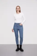 Pantalón skinny de mezclilla azul claro con tiro alto y diseño ajustado.