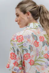 Pijama de algodón estampado, compuesto por camisa de manga corta y short con elástico en la cintura.