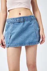 Minifalda negra de denim con cinturón y bolsillos laterales.