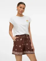 Short de tiro medio color marrón oscuro con estampado de círculos y detalles de encaje en el ruedo. Posee cordón ajustable en la cintura.